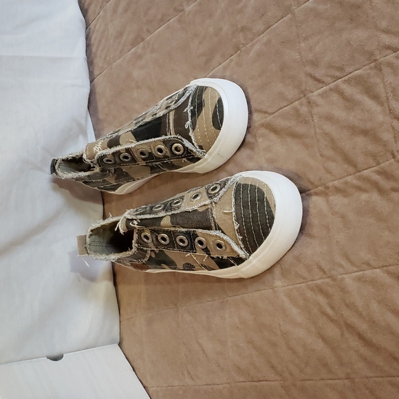 Blowfish Malibu Kids Camo Sneakers NIB - Picture 3 of 8